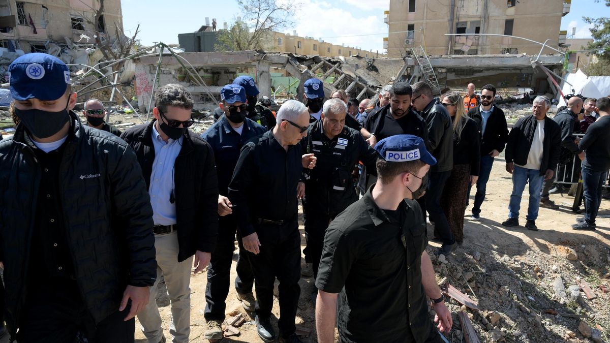 Benjamin Netanhayu (en el centro de la imagen, con gafas de sol) examina los estragos del ataque iraní en Dimona.