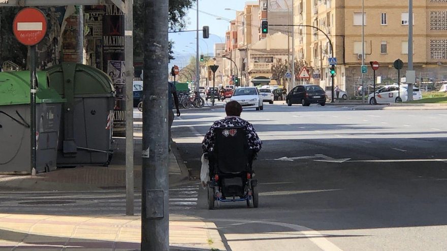 Persona con movilidad reducida incapaz de transitar por las aceras estrechas 