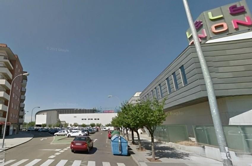 La zona junto al centro comercial León Plaza que pasará a ser zona verde de ORA para residentes.