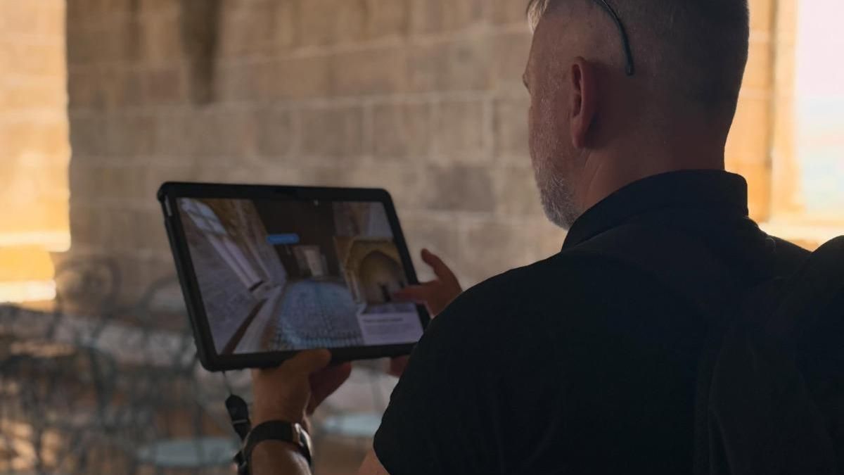 Las tablets toman los muros del castillo medieval de Albalate para reconstruir su historia
