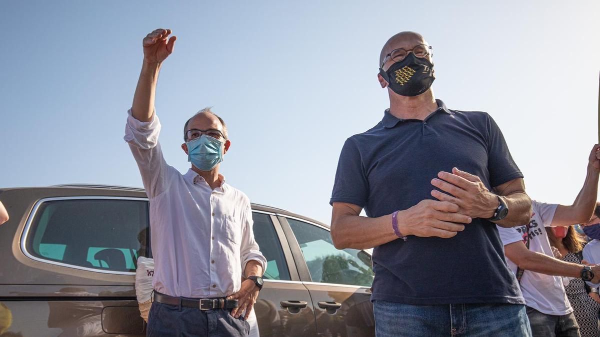 Los exconsellers Raül Romeva y Jordi Turull, antes de entrar en la cárcel de Lledoners tras suspender el juez su tercer grado. A 28 de julio de 2020.