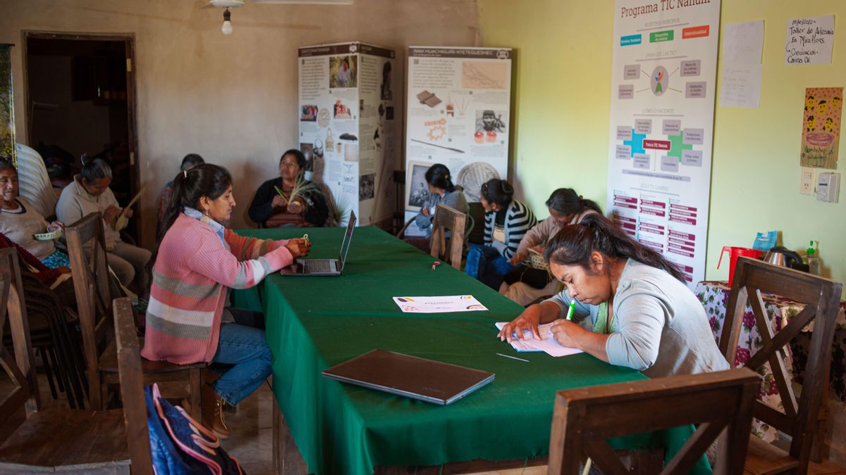 Mujeres capacitándose en el uso de herramientas digitales y compartiendo el conocimiento con otras personas de la comunidad. Foto: cortesía Fundación Gran Chaco