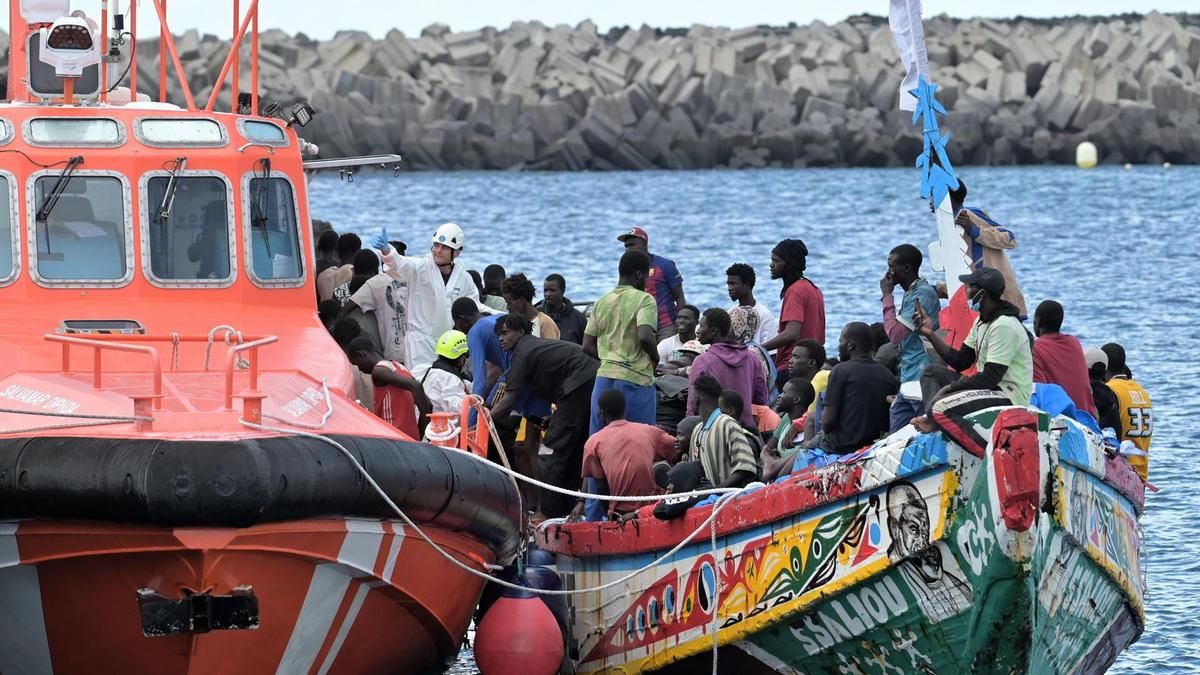 Más de 200 personas llegan a El Hierro en tres cayucos con 25 menores a bordo