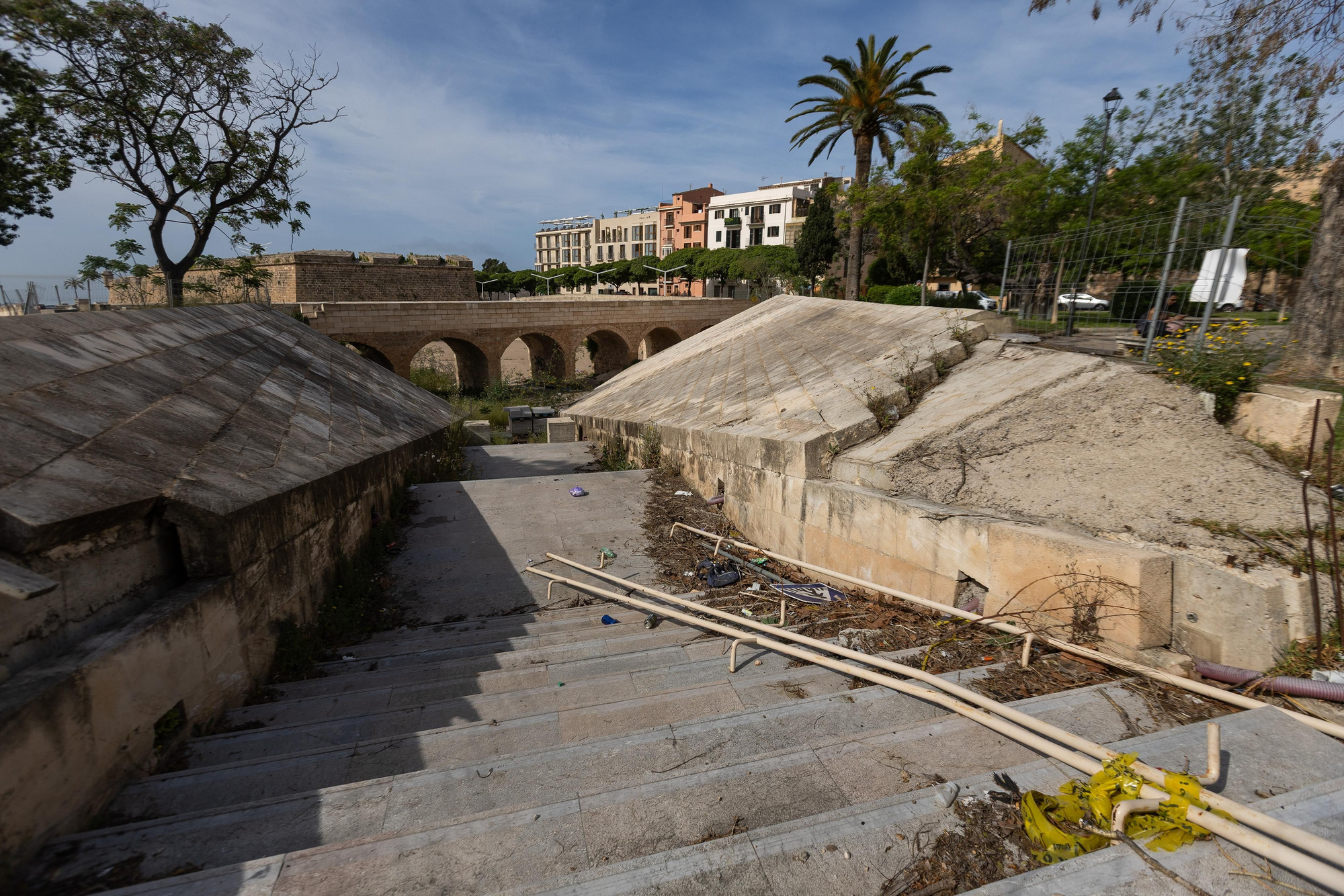 Escalinatas que descienden al foso del Baluard des Príncep