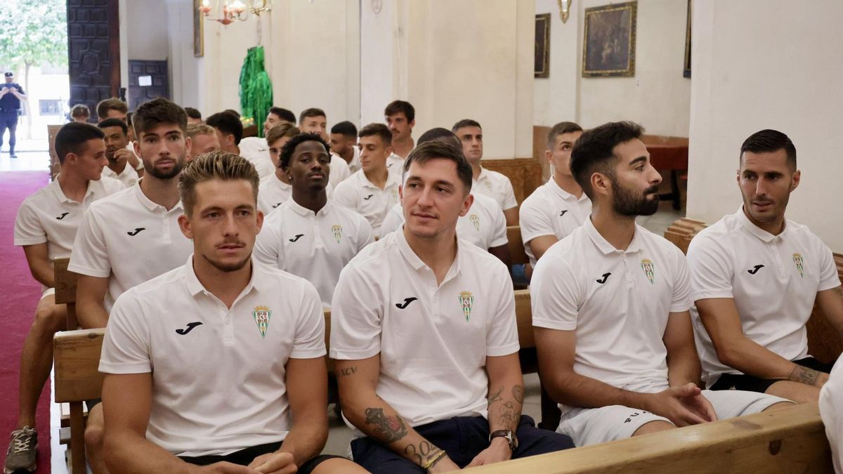 Carracedo, junto a sus compañeros en la ofrenda floral a San Rafael