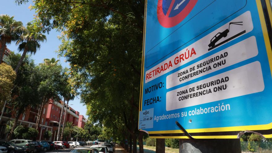 Imagen de uno de los carteles de tráfico en Sevilla Este informando de limitaciones por la cumbre de la ONU.