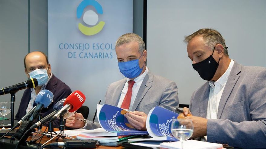 El presidente del Consejo Escolar de Canarias, Ramón Aciego (c); el vicepresidente, Eusebio Dorta (d) y el coordinador técnico, Eladio Ramos (i). EFE/Ramón de la Rocha