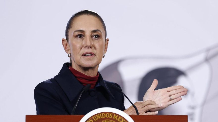 La presidenta de México, Claudia Sheinbaum, habla durante una rueda de prensa este martes, en Palacio Nacional de la Ciudad de México (México).