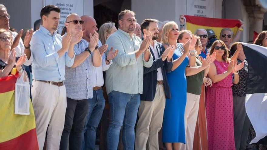 La concentración de apoyo a Ceuta impulsada por el alcalde de Mérida, del PSOE, acaba entre gritos contra Pedro Sánchez