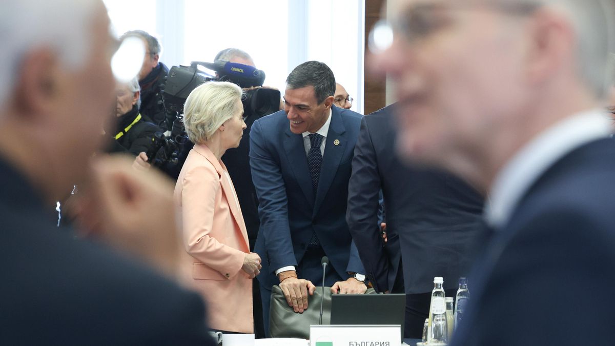 Archivo - La presidenta de la Comisión Europea, Ursula von der Leyen, trata con el presidente del Gobierno, Pedro Sánchez, ante de una cumbre europea en Bruselas.
