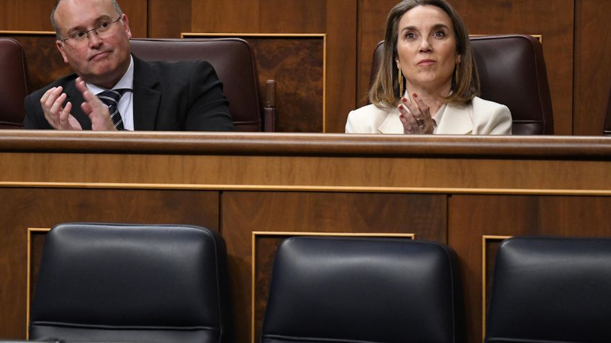 Archivo - El portavoz del Grupo Parlamentario Popular en el Congreso, Miguel Tellado y la secretaria general del Partido Popular, Cuca Gamarra, durante una sesión plenaria en el Congreso de los Diputados, a 6 de febrero de 2024, en Madrid (España). El Ple