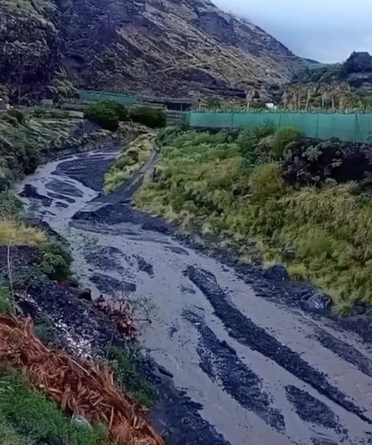 Barranco de Las Angustias, este miércoles, con caudal de las lluvias.
