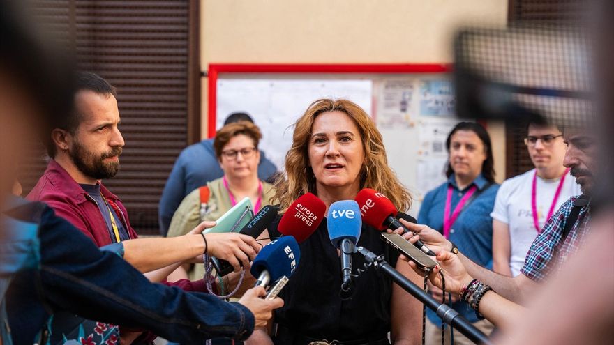 La cabeza de lista de Sumar para las elecciones europeas, Estrella Galán, atiende a los medios de comunicación tras ejercer su derecho a voto en el colegio Nuestra Señora de la Almudena, a 9 de junio de 2024, en Madrid (España).