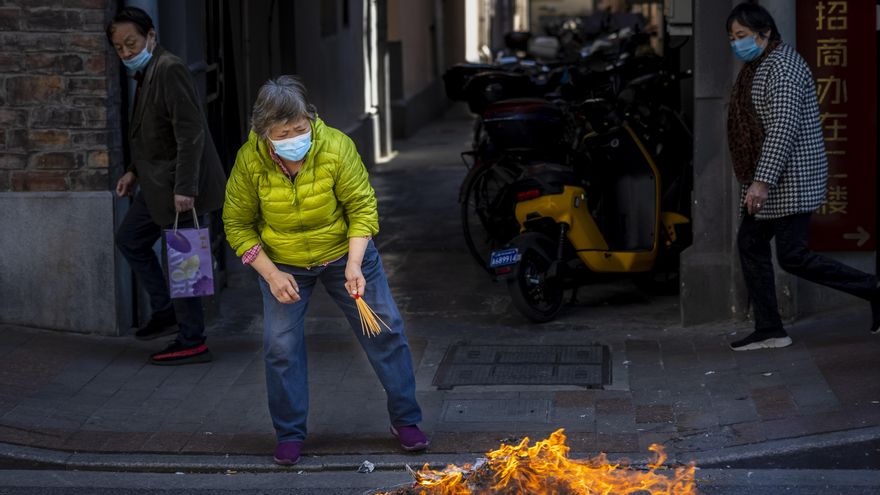 El rebrote en la provincia meridional china de Yunnan continúa elevando la cifra de nuevos positivos por el coronavirus SARS-CoV-2 en el país asiático, donde este domingo se detectaron 32 nuevos casos de los que 15 fueron por contagio local en la citada región. EFE/EPA/Alex Plavevski