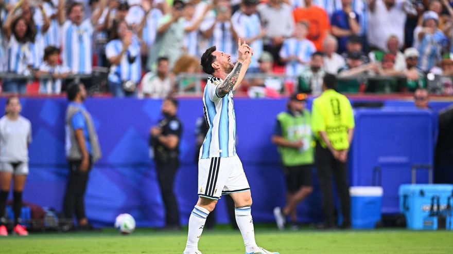 Messi empieza a cumplir el último encargo del Indio Solari