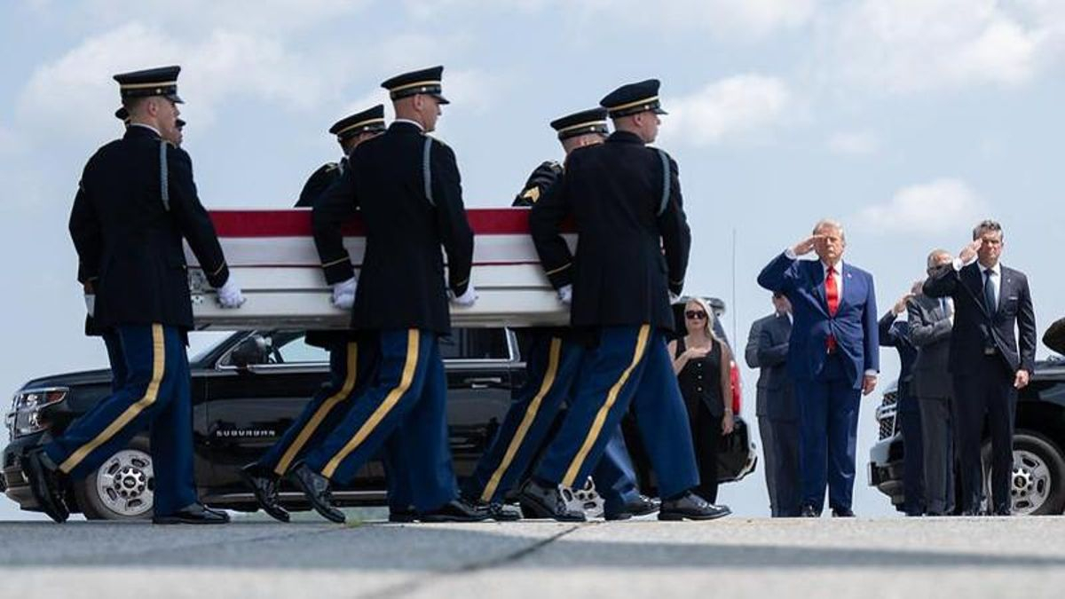 El presidente Trump asiste al traslado de los cuerpos de los soldados estadounidenses fallecidos en los ataques iraníes en Oriente Medio el miércoles 22 de julio de 2026.
