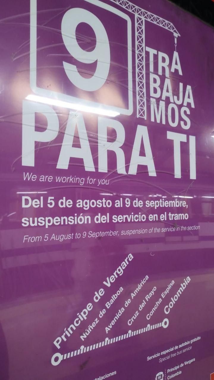 Un cartel en una estación de Metro indica la persistencia del cierre en la línea 9 hasta el 9 de septiembre, aunque la reapertura se produce finalmente este jueves 7.