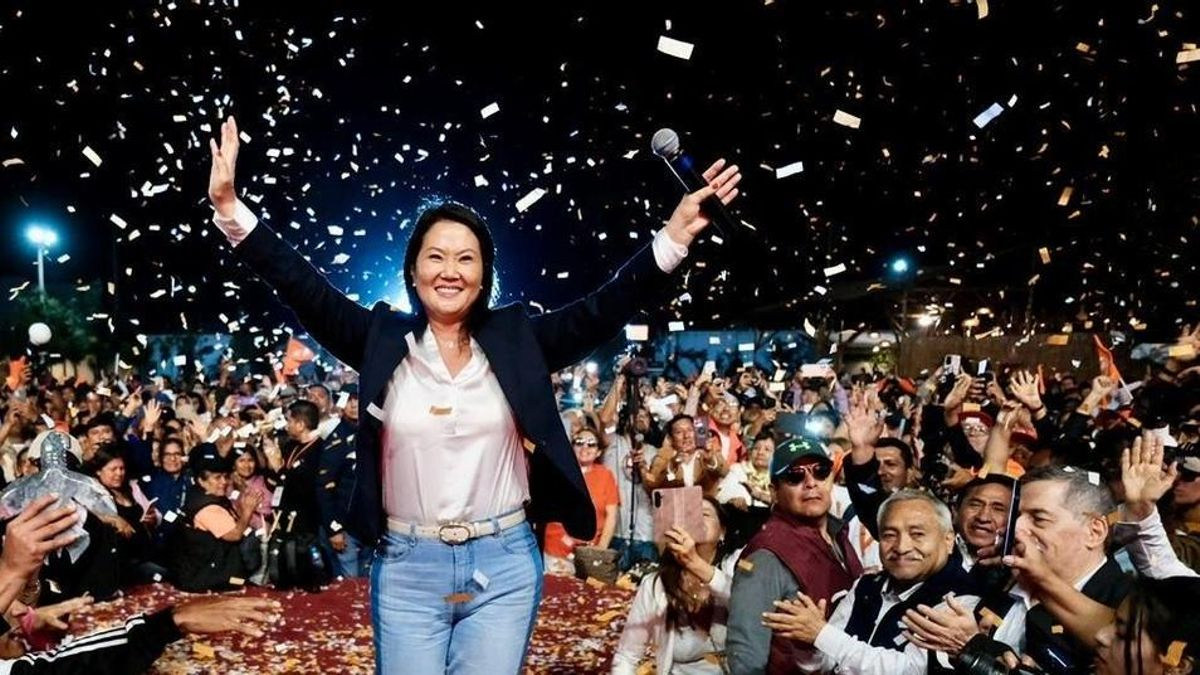 Keiko Fujimori asume la Presidencia de Perú tras unas reñidas elecciones.