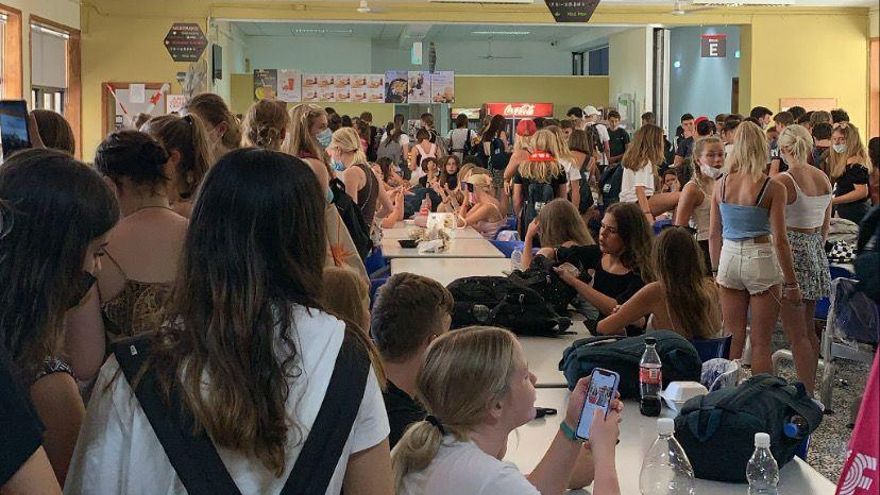 Estudiantes en un comedor de un instituto en Malta