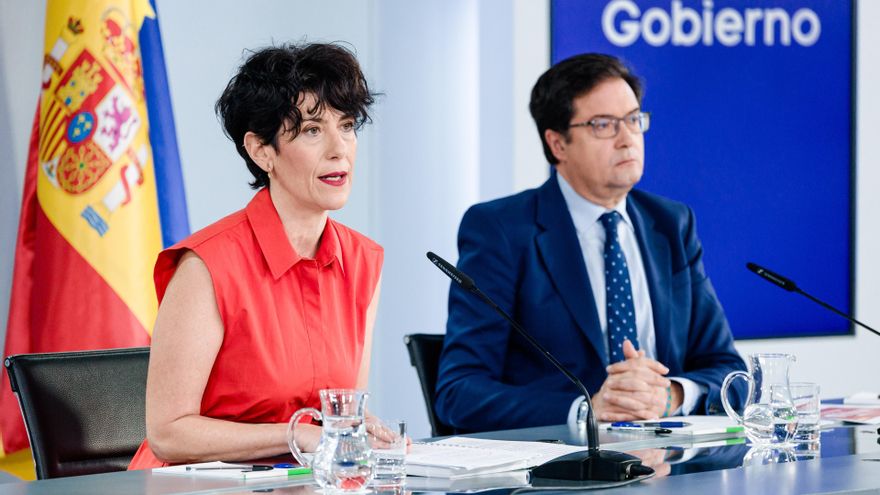 La ministra de Inclusión, Seguridad Social y Migraciones y portavoz del Gobierno, Elma Saiz, y el ministro para la Transformación Digital y de la Función Pública, Óscar López, durante la rueda de prensa posterior al Consejo de Ministros, en el Palacio de