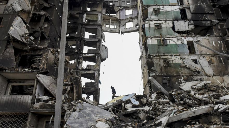 Kyiv (Ukraine), 05/04/2022.- A man climbs on the destroyed apartment block in the city of Borodyanka near Kyiv (Kiev), Ukraine, 05 April 2022. On 24 February, Russian troops had entered Ukrainian territory in what the Russian president declared a 'special military operation', resulting in fighting and destruction in the country, a huge flow of refugees, and multiple sanctions against Russia. (Rusia, Ucrania)