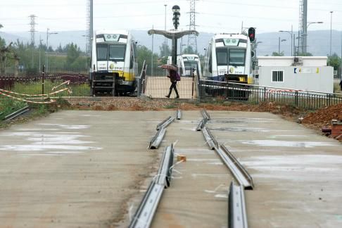 Obras de reinstalación de la vía estrecha ferroviaria desde una precaria estación final de La Asunción, en León.