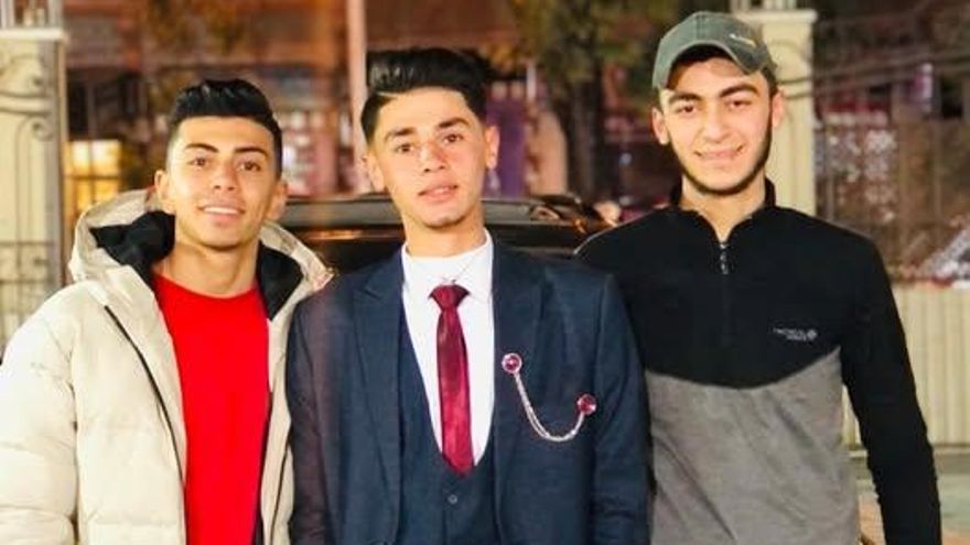 Mohamed Awad (al centro) con sus amigos antes de la ofensiva israelí