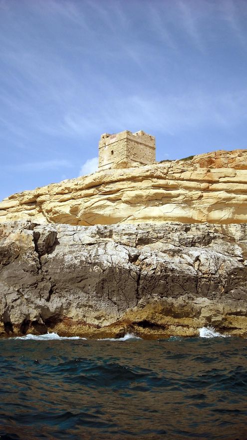 Antigua torre vigía sobre la 'Blue Grotto'.