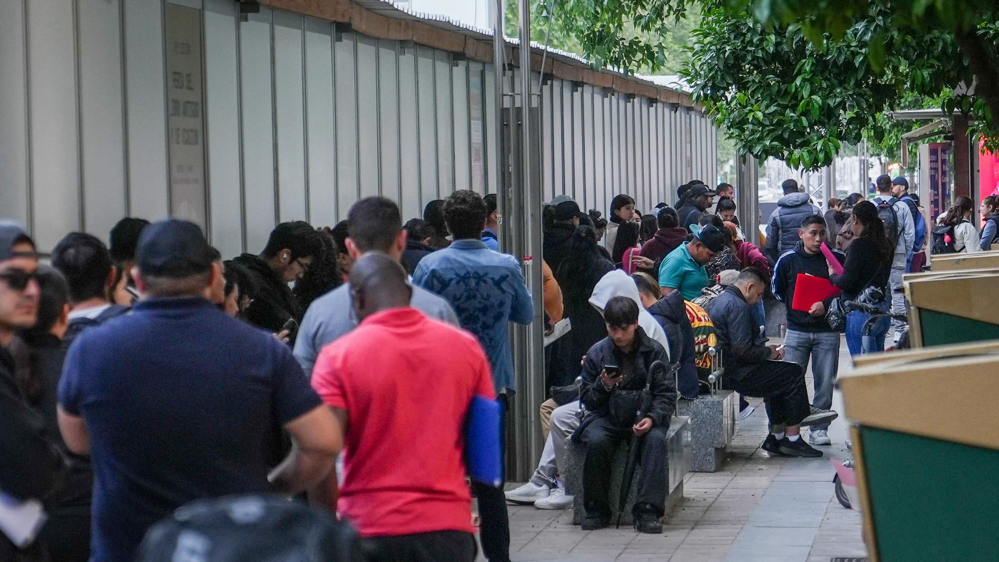 Largas colas de personas migrantes durante la atención presencial para su regularización