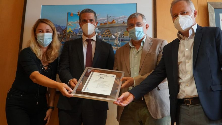 Acto de entrega de la certificación. De izquierda a derecha: Maite Salazar Laplace, jefa de División de Recursos Hhumanos; Javier Lantigua, responsable de Desarrollo de Negocio en Canarias de Aenor; Carlos González, presidente de la Autoridad Portuaria de Santa Cruz de Tenerife;  y Aitor Acha, director de la Autoridad Portuaria de Santa Cruz de Tenerife.