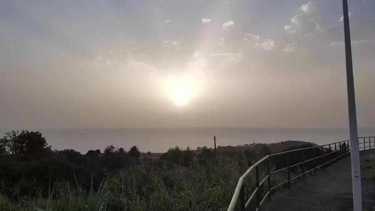 Intervalos de nubes,  calima ligera y temperaturas en ascenso en costas  este viernes en La Palma