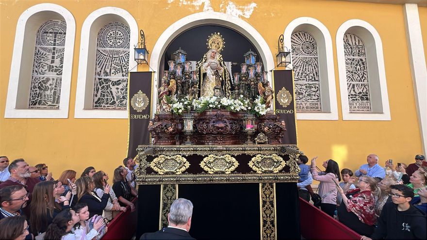 La salida de María Santísima en su Soledad este Viernes Santo.