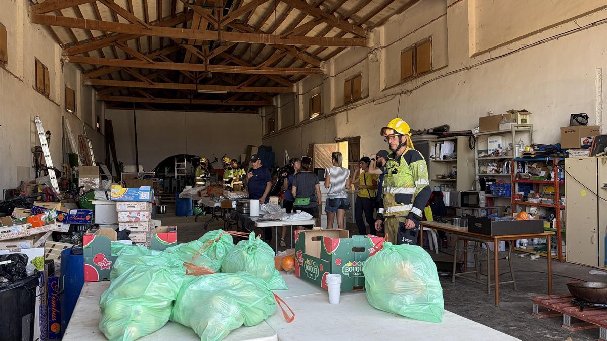 Vecinos y voluntarios preparan comida para los efectivos que trabajan en el incendio de Leciñena