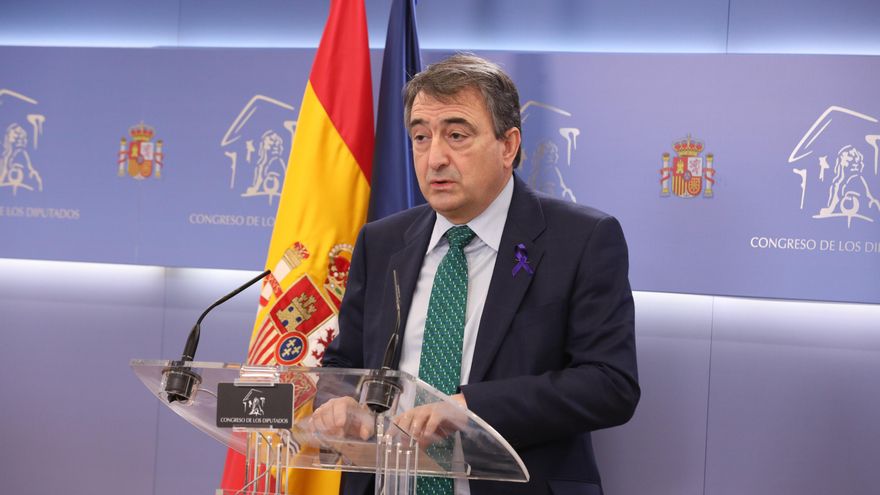 El portavoz del PNV en el Congreso de los Diputados, Aitor Esteban, en una rueda de prensa