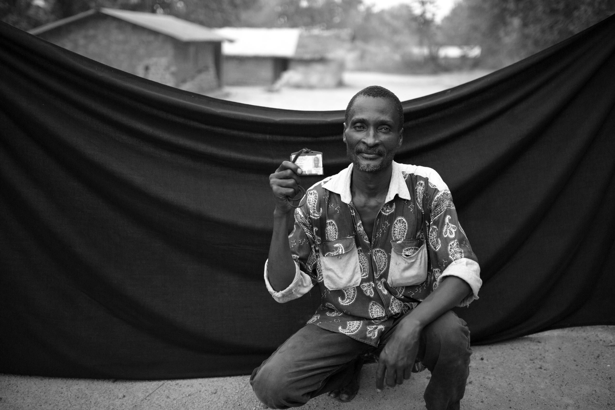 Jean-Baptiste, enfermero, 45 años, en el pueblo de Libenge (República Democrática del Congo) con su posesión más importante: su carnet de identidad de la República Centroafricana. «Es mi única prueba de ciudadanía. Demuestra al Gobierno y a la gente quién soy y por qué estoy aquí […] Demuestra que estoy en busca de refugio y me da derecho a registrarme en la ONU». / Brian Sokol.