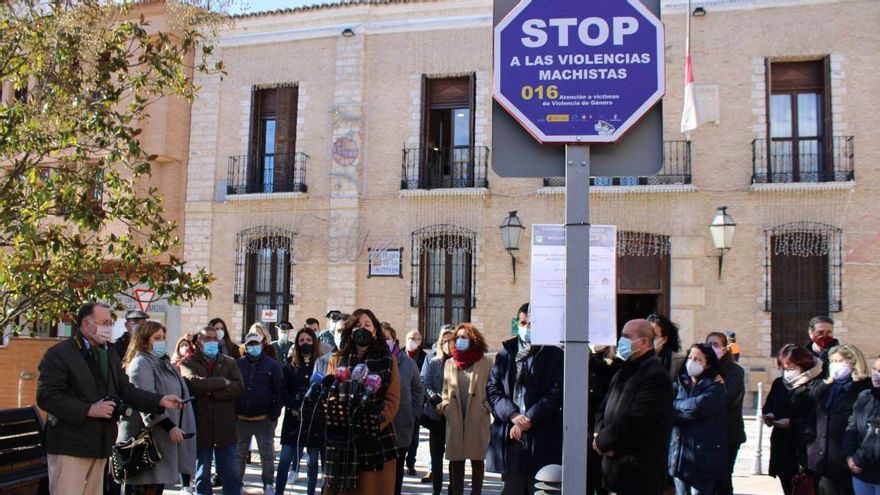 La portavoz del Gobierno regional y consejera de Igualdad, Blanca Fernández, tras el minuto de silencio en Villarrubia de los Ojos
