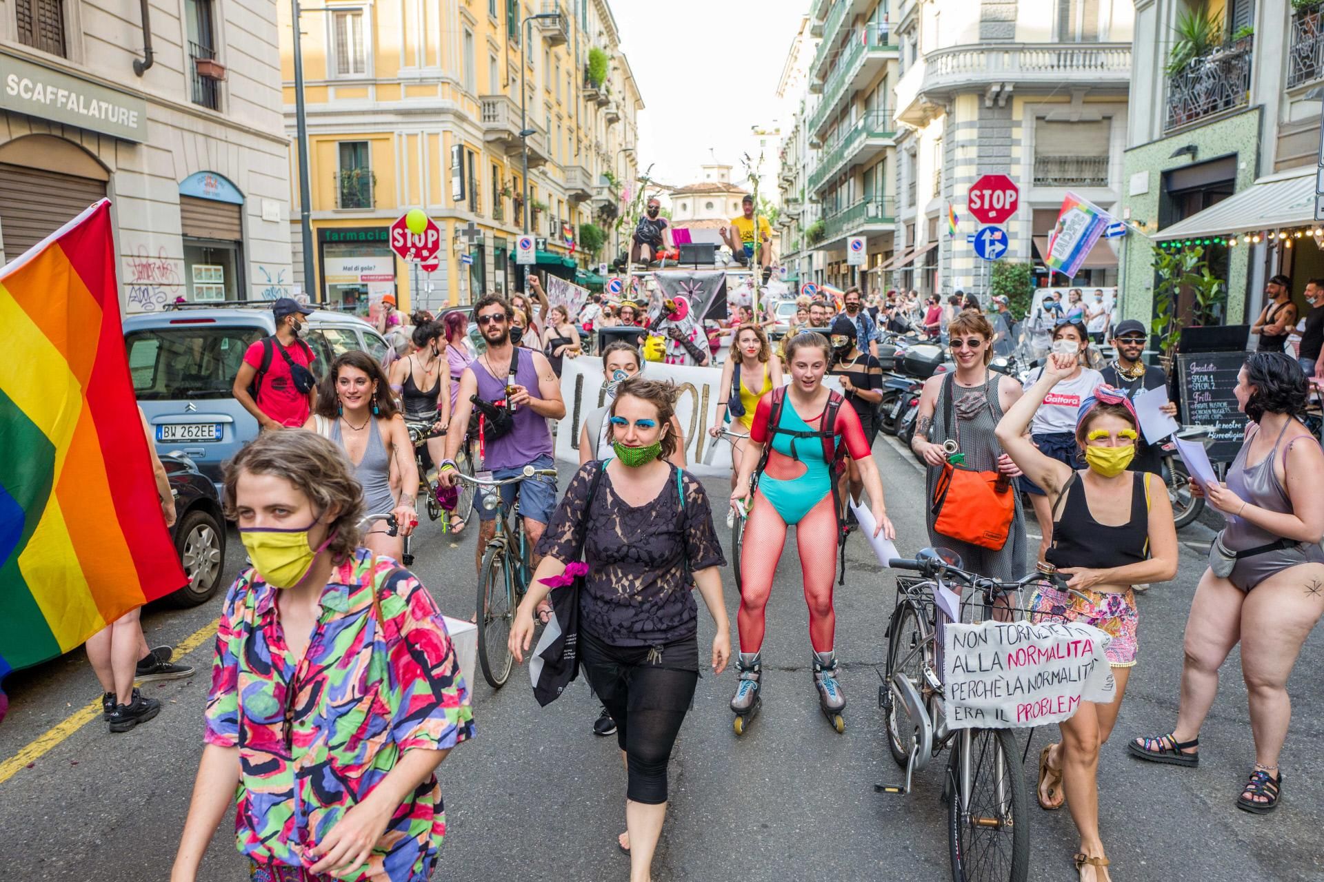 Algunos de los participantes en la marcha del Orgullo 2020 en Milán. / Carlo Cozzoli, IPA, GTRES
