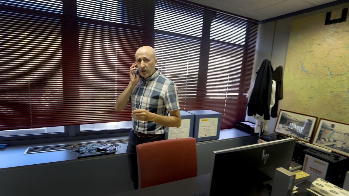 El presidente de la CHJ, Miguel Polo, atiende una llamada en su despacho.