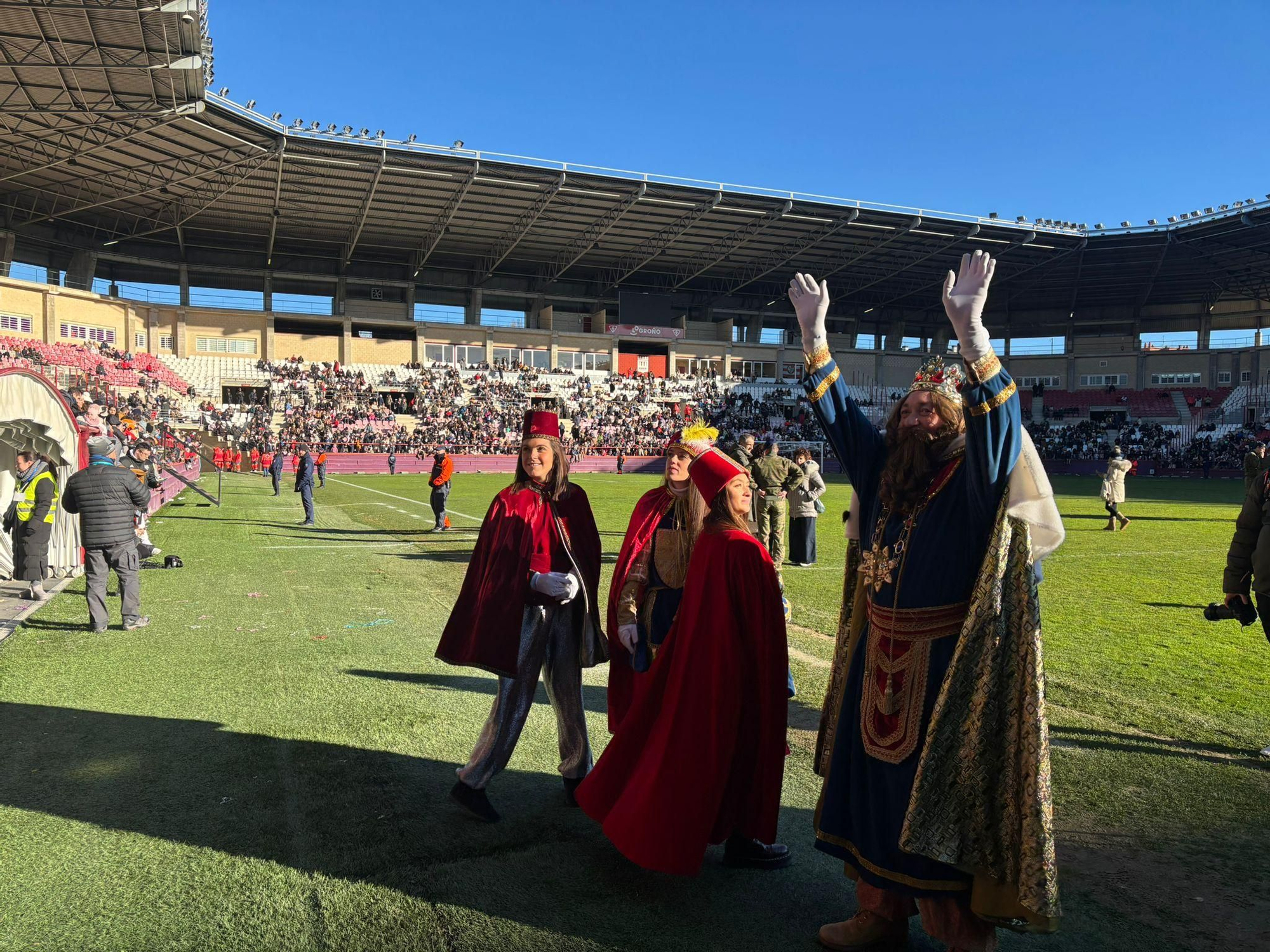 Los Reyes Magos ya están en Logroño: así ha sido el aterrizaje en helicóptero en Las Gaunas