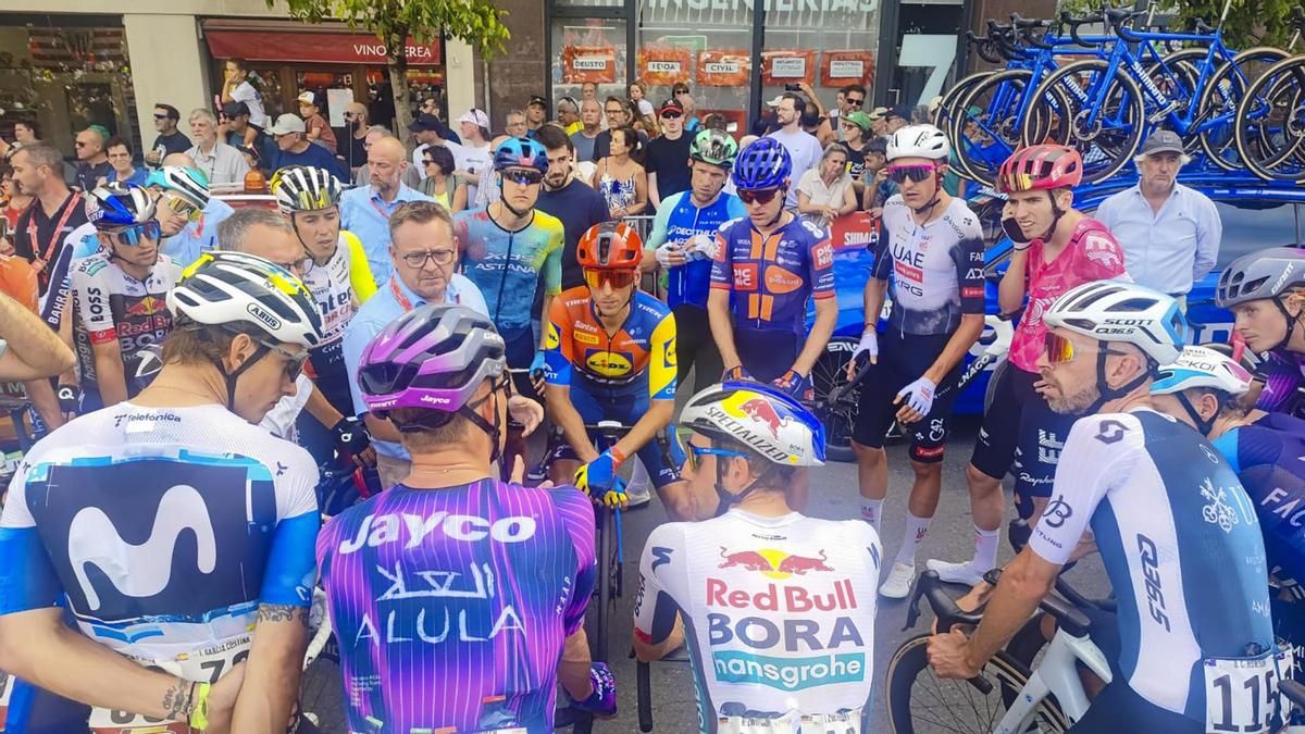 El presidente de los árbitros y el director técnico de la Vuelta hablan con los ciclistas para explicarles los incidentes que podían ocurrir antes del comienzo de la etapa del miércoles.