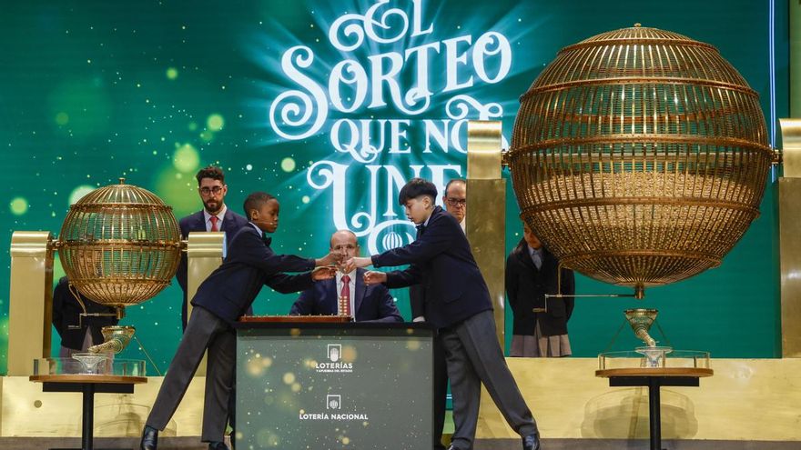 Dos niños de San Ildefonso cantan los números y sus correspondientes premios al inicio del sorteo extraordinario de Navidad de la Lotería Nacional.