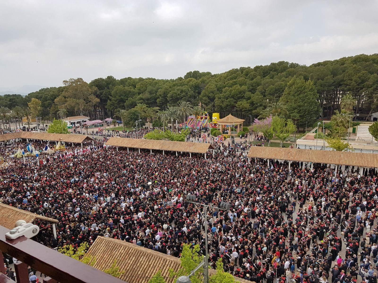 Tamborileros y tamborileras de Hellín en el recinto ferial de la localidad.