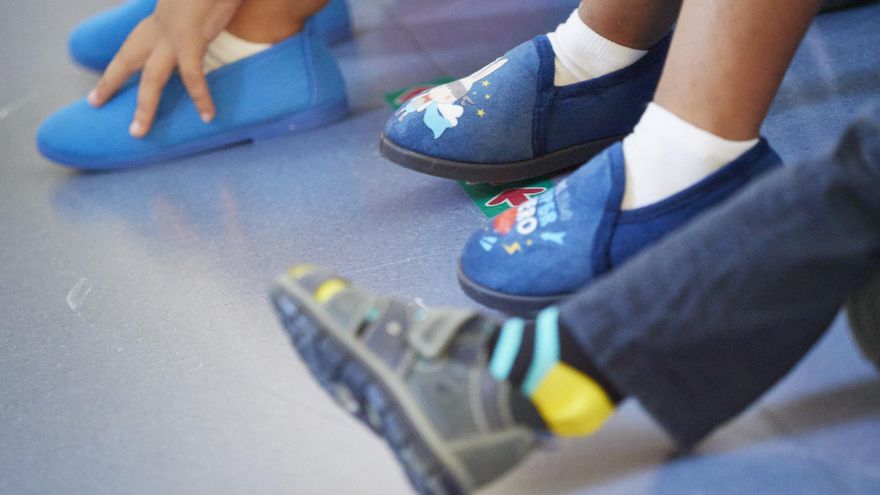 Niños con zapatillas de casa en el Colegio Público Víctor Pradera de Pamplona