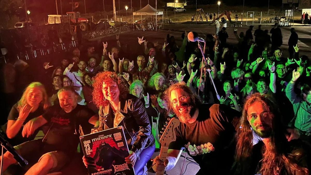 Final del concierto de Haceros Inoxidables, a la 1am con mucha gente habiendo regresado a sus casas y quedando la mitad aproximada de personas