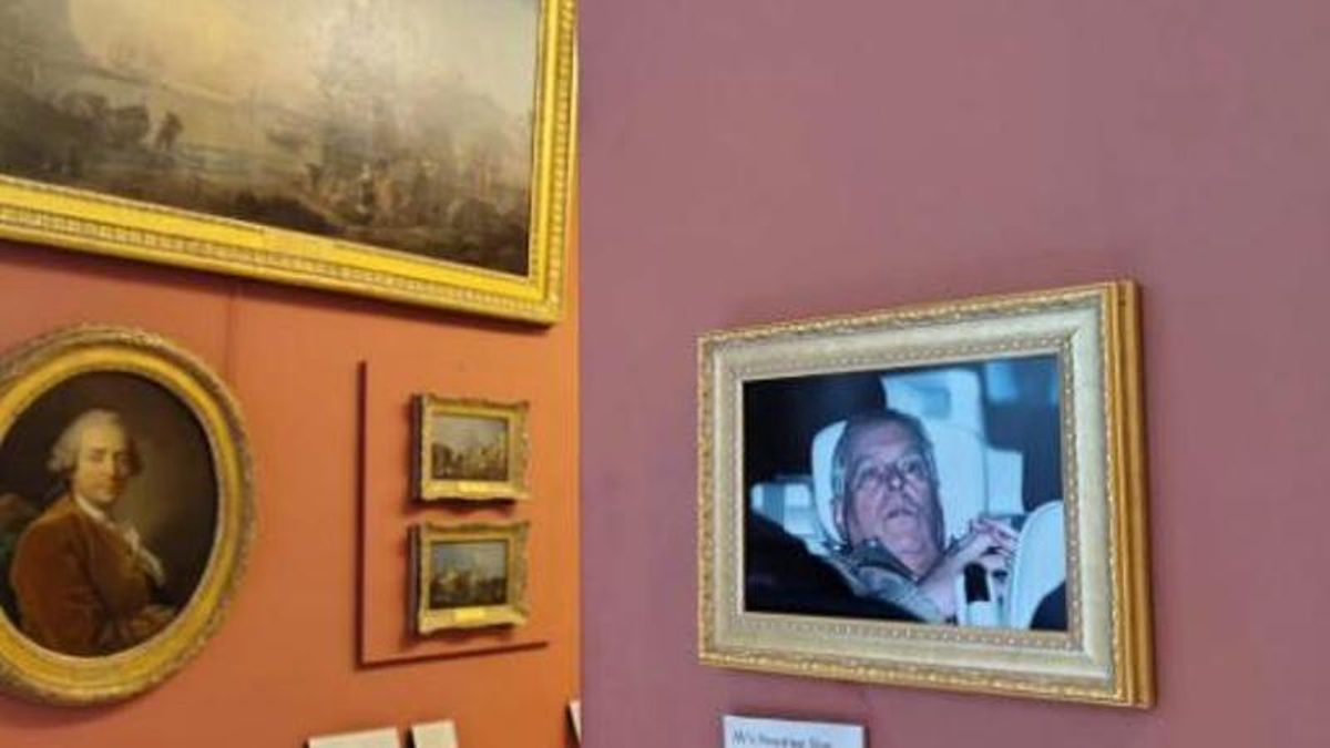 Unos activistas cuelgan en el Louvre la foto del expríncipe Andrés en el coche tras su arresto