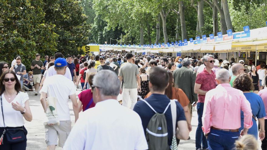 Culmina una Feria del Libro de Madrid afectada por el calor y con la convicción de lo que no es un libro