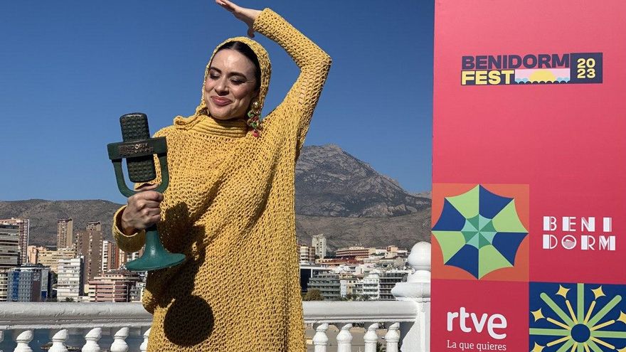 Blanca Paloma, con el Micrófono de Bronce del Benidorm Fest 2023