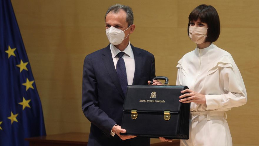 La ministra de Ciencia e Innovación, Diana Morant (d), asume el cargo y recibe la cartera de manos de su antecesor Pedro Duque (i), este lunes en Madrid.