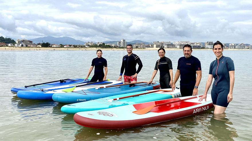 La rectora de la UC y parte de su equipo en una sesión de paddle surf en Laredo