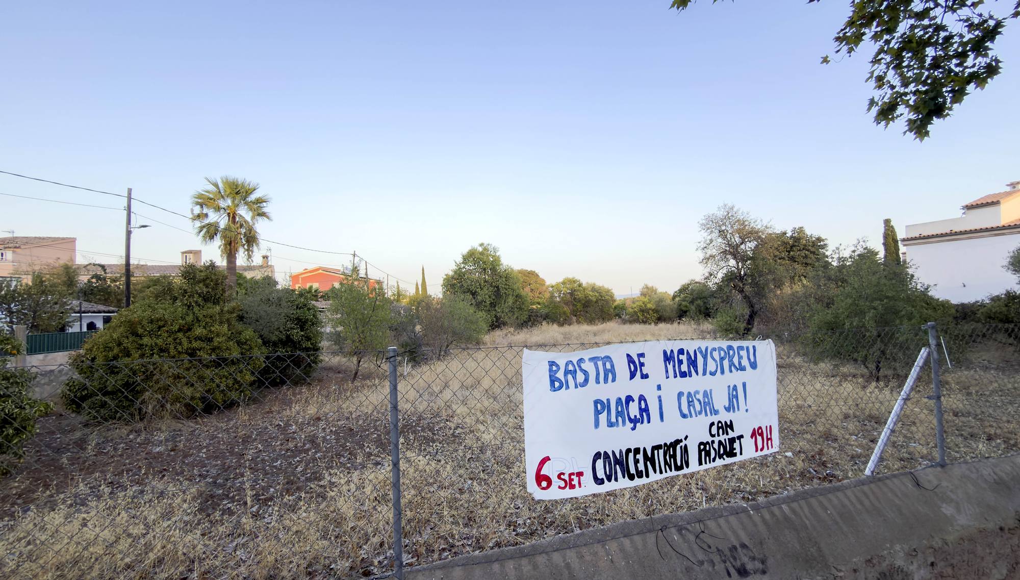 Imagen del solar con un cartel reivindicativo colgado de la verja: "Basta de menosprecio, ¡plaza y casal ya!"